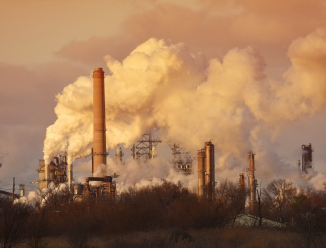 Luchtverontreiniging door rookstapels in een olieraffinaderij