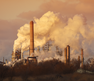 Luchtverontreiniging door rookstapels in olieraffinaderij